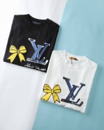 lou V 路*登 25Ss春夏新款平纹针织棉布圆领短Tee，男女同款黄色蝴蝶结印花标识宽松休闲短袖T恤衫！贸易公司渠道稀出，同步Gw发售！V家新款T恤以其卓越