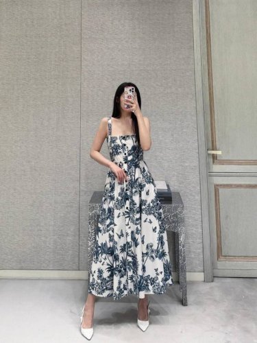Dio* 25Ss春夏新款 印花吊带连衣裙丨独家高版出品 定制进口全棉材质 质感光泽 垂顺有型 通体满印热带植物蝴蝶印花图案元素 彰显品牌调性 开襟刻印钮扣调节