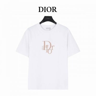 dior 迪奥 Dior By Erl联名刺绣短袖T恤 这款 T 恤来自 Dior By Erl 尊享联名系列 采用棉质270克纳维亚精棉平纹面料精心制作 胸前