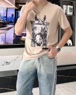 爱*仕 2025春夏最新H马头印花男士圆领T恤衫，前身极具代表性的“H”马头图案，带着浓浓的做旧复古风味，采用高端高难度的手工台板印花，其精细度和复杂度都要比一