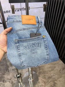 范思哲。高端定制、25Ss早春最新款原牛仔裤 柜台同步发售 原版定制复刻 客供五金辅料 原单品质 6进口牛仔面料重工洗水 做工走线精细 上身绝佳！优选单品Fsi