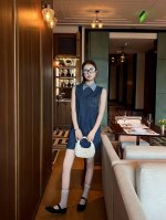 miumiu缪缪口袋字母贴布刺绣格子拼接翻领无袖牛仔背心裙连衣裙 款号 25670705385 颜色 蓝色 尺码 Sml s码80-95斤 m码95-110斤