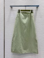 Gucc* 2025Ss新款 高级感满满 定制面料 剪裁上身版型贴合度极佳 不旦颜色美，质感也敲好！复古又时尚 经典大气 各种身材都可以驾驭 Sml S上衣 后