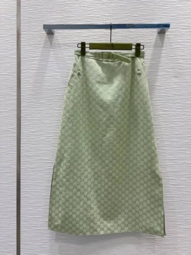 Gucc* 2025Ss新款 高级感满满 定制面料 剪裁上身版型贴合度极佳 不旦颜色美，质感也敲好！复古又时尚 经典大气 各种身材都可以驾驭 Sml S上衣 后