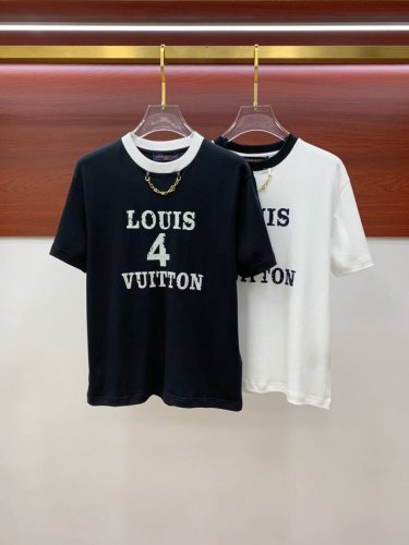 Lv2025春夏新款男女同款短袖T恤 最新款全网独家首上 ~既经典有时尚百搭 谁不爱啊 将经典再次展现 非常的耐看 自带低奢光环与辨识度 传统的品牌理念和现代化