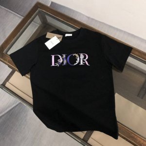 Dior 夏季新款圆领短袖T恤 270克重磅高端纯棉面料 手感质感都极完美 修身裁剪设计干净利落 时尚又好看 走线做工非常精致 版型效果超赞 而且透气性能超强