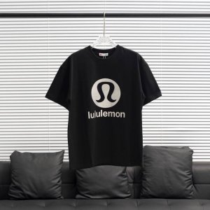 lululemon 露露乐蒙 立体硅胶反光标识短袖T恤 此款T恤采用270双纱纯棉面料 质地细腻 手感软糯舒服到爆 为穿着者提供了良好的透气性和吸汗性 采用了立