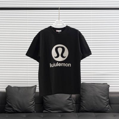 lululemon 露露乐蒙 立体硅胶反光标识短袖T恤 此款T恤采用270双纱纯棉面料 质地细腻 手感软糯舒服到爆 为穿着者提供了良好的透气性和吸汗性 采用了立