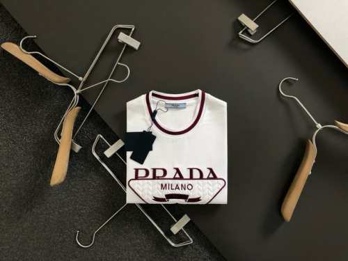 prad*微宽版型M-Xxxl 25春夏顶级重共红色刺绣融合顶级贴布工艺重磅潮流短袖 精致工艺专柜面料 顶级元素融合打造 经典短袖3标齐全 潮男时尚 无论是上身
