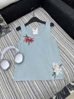 爆款现货 原单品质 Chane*｜2025中古系列手工订钻针织背心 进口面料 纯手工打造 肌理明显 质感上乘 满满的复古小香风典范 立体装饰 尽显奢华的同时不失