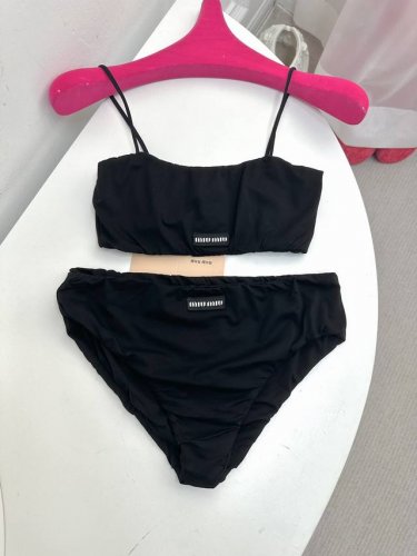 尺码Sml miu 弹力背心内裤套装 当泳衣 郭采洁同款 泳衣布料上身舒适 即时尚根植于现实生活 其用途 功能与服务影响身体表达 提花徽标点缀崭新风格 黑白两色