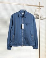 P330。 Bottega Veneta三角口袋饰拉链防风夹克 这款夹克选用防风面料呈现出经典版型，整体廓形利落合身，绿色调摩登率性，三角口袋缀饰更添低调辨识度