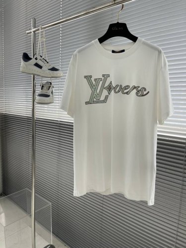 驴牌 24Ss春夏新款系列菲董联系超重工字母T恤，超重工珠片刺绣串珠 以及Logo渐变字母，重磅洗水纯棉面料！ 男女同款 码数：S.M.L.Xl S码衣长71