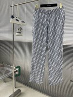 长袖衬衣P310 裤子P300 -Dio 25Ss新款睡裤通体展示品牌的经典 Oblique 印花。采用白色和蓝色桑蚕丝斜纹面料精心制作，弹性腰头搭配抽绳，设有