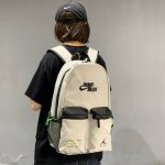 p80 nike耐克大口袋双肩包男女情侣款真的炒鸡好看。 包包做工非常精细拿到手你绝对会喜欢。 内置电脑夹层。 包背远用牛津布材质 柔软舒适 透气好 耐磨耐刮