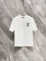 LV 2025春夏新款首发专柜最新款短袖圆领T恤 高端订制 设计前卫时尚！品牌logo重工艺设计 高端定制丝光长绒棉面料.手感柔软.穿着舒适.专柜级别精致车线.