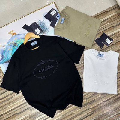 上新 Prada顶配普拉达万针刺绣胸口大Logo刺绣字母小人重工短袖T恤！逼格满满！柜子版本好货！普拉达万针刺绣Prada字母图案情侣款男女同款圆领男士短袖T恤