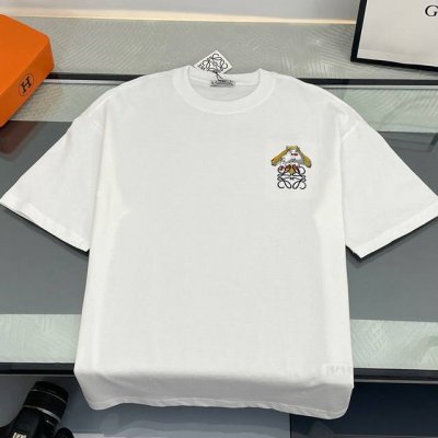 上新 原臻品 顶级原版复刻 2025Ss春夏新款Loewe罗意威哈尔的移动城堡茵茵狗Logo刺绣T恤 ， 宫崎骏合作系列，哈尔的移动城堡，联名限定款每一件都好看