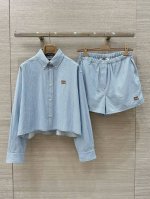 独家首发 原单品质Miu系少女穿搭！知性分子学院风蓝条纹衬衫搭配小短裤！一套上身可甜可盐少女风。甜酷兼备减龄穿搭。不挑人短款版型上身巨显瘦！定制色织面料质感超赞