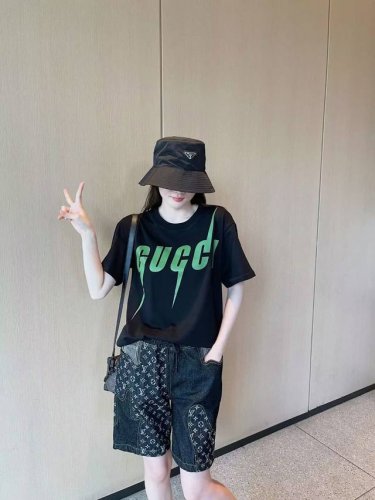Gucci闪电字母短袖 上身图