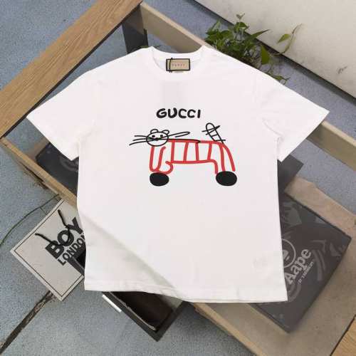 高版本 2025新款Gucci古驰线条猫咪字母图案Logo印花休闲情侣短袖T恤，独一无二的活性环保面料染色，32支双纱精梳纯棉爽滑手感，纯棉不起球不起毛，面料采