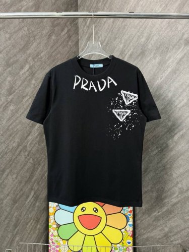 款号 G72 普拉达三角多标印花圆领短袖 prada官网Zp同步新款T恤 面料采用32支双纱280克高克重纯棉面料 同缸定织定染原版同色螺纹 进口机器白墨直喷印
