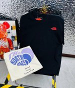The North Face 北面25夏季新款印花休闲宽松情侣款 短袖T恤D 0 细节:版本一比一复刻，吊牌 领标 水洗。 面料：采用40织双纱300克面料，原