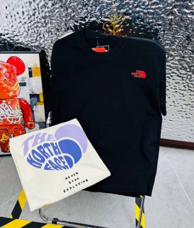 The North Face 北面25夏季新款印花休闲宽松情侣款 短袖T恤D 0 细节:版本一比一复刻，吊牌 领标 水洗。 面料：采用40织双纱300克面料，原