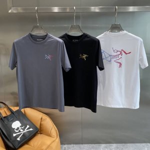 鸟家 始祖鸟T恤后背图案超酷 整体是经典的黑色，简约又百搭。重点是它的后背，有一个用黄棕色线条勾勒出的鸟骨架图案，设计感直接拉满 ，M-3Xl 隔天
