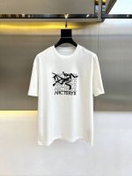 始祖鸟 2025春夏全新系列单品上线 非常时髦前卫的一款男女同款短袖T恤 醒目的Logo图案修饰 区别于以往的不同 宣示品牌传承多年的设计理念 其吸睛度完全不亚