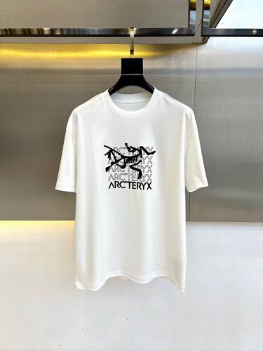 始祖鸟 2025春夏全新系列单品上线 非常时髦前卫的一款男女同款短袖T恤 醒目的Logo图案修饰 区别于以往的不同 宣示品牌传承多年的设计理念 其吸睛度完全不亚