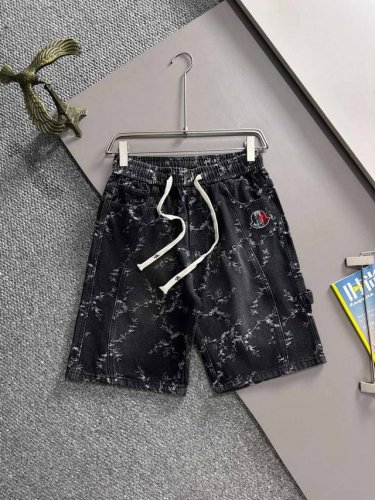 蒙口2025夏季新品牛仔裤牛仔短裤，采用进口客供日本Denim平纹棉质牛仔面料梭织生产，三标齐全，顶尖的石磨水洗工艺让质感达到80年代的老味，柔软细腻舒适透气，