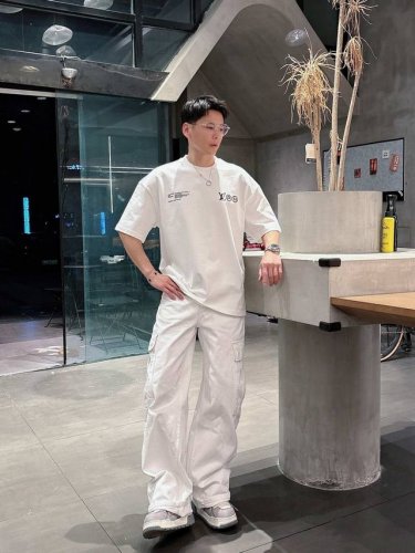 25Ss Lv Pharrell Wiliams菲董携手 Nigo 联名系列圆领短袖T恤，选用330克双纱平织棉面料打造。 螺纹针织领口。男女同款 码数：S-2