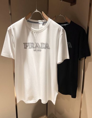 prad*A普*达2025春夏新款男女同款短袖T恤，最新款全网独家首上！！~既经典有时尚百搭，谁不爱啊，将经典再次展现，非常的耐看，自带低奢光环与辨识度！Pr*