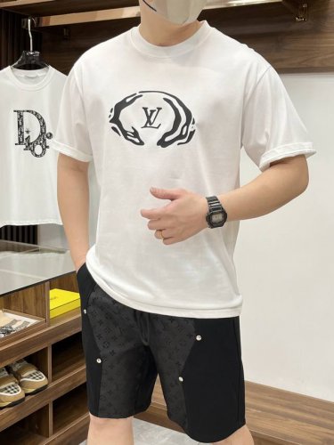 Lv 路易威登 2025Ss夏装新品休闲短袖套装 明星最爱时尚简约大方 干净利落剪裁 都市风十足 采用精品定制面料 手感软糯干爽 上身效果挺括有型 立体剪裁工艺