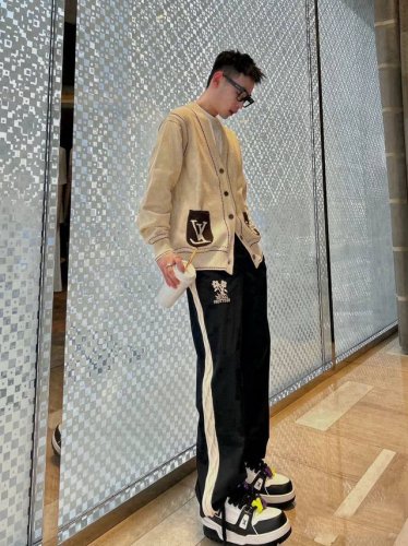 品名：Lv&Tyler 24Ss秋冬新款花卉刺绣织带针织休闲宽松运动直筒 卫裤 版型：宽松 颜色；黑色 尺码：M -L-Xl M 裤长99腰围74臀围104 L