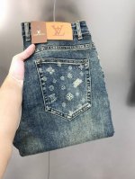 P230 Lv 路易威登早秋新款男士修身小脚牛仔裤 官网同步简洁时尚 爆款 高端定制 原单狠货 烫钻后裤袋印花Logo金属标设计 定制进口丹宁水洗牛仔纯棉面料