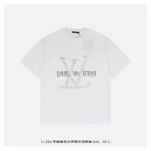 LV 25Ss 手绘老花大字母印花短袖 面料采用230克重精梳棉 定制32支1*1螺纹 成衣两遍水洗处理 面料舒适亲肤无异感 定制定染面料 纺织密度高 垂感佳