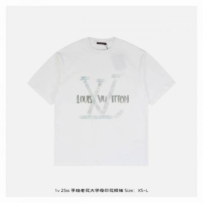 LV 25Ss 手绘老花大字母印花短袖 面料采用230克重精梳棉 定制32支1*1螺纹 成衣两遍水洗处理 面料舒适亲肤无异感 定制定染面料 纺织密度高 垂感佳