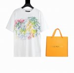 配手提盒+5 Lv 胸前字母彩红Logo印花T恤 独家现货首发 双股滑棉面料 定制螺纹11 采用工艺直喷科技 纹理清晰可见 老花采用色彩泼墨设计 色彩非常出众