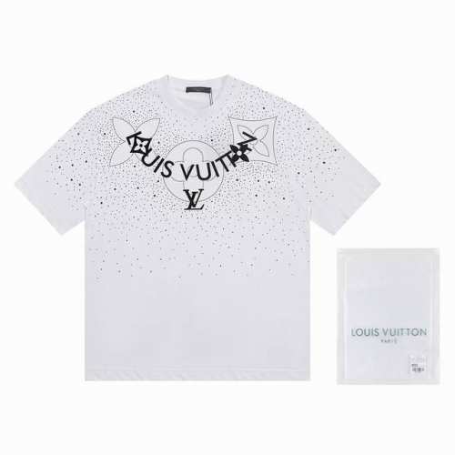 w2652# Louis Vuitto*2025最新款短袖T恤 烫钻 材质:采用高版本300G双纱精梳棉 尺寸:S M L Xl 颜色:黑 白