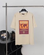 100 款号L011 lv 地图烫钻卡其圆领短袖 采用24S平织优质棉，克重230G。面料采用平纹组织方式织造的品质优良的纯棉面料。这种面料的特点包括经纬纱线垂