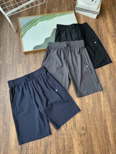 露露夏季男士锦纶粗条速干短裤，以专业面料打造夏日清爽体验。精选高比例锦纶材质，兼具超强速干与透气性能，接触皮肤瞬间释放清凉感，运动出汗时能快速扩散蒸发水分，时刻