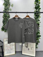 2025Ss春夏新款 品牌：Off-White 不规则Logo款短袖T恤！ 颜色：水泥灰 尺码：S-M-L-Xl 男女同款 面料：采用定制260克32织纯棉双纱