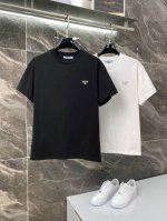 隔天到 Prada 普拉达 高品质320克 后幅拼接字母印花三角标 原版面料 官方同款 短袖T恤 同缸染面料 手感非常舒服 春夏最新砖柜同步 时尚又个性 超级百