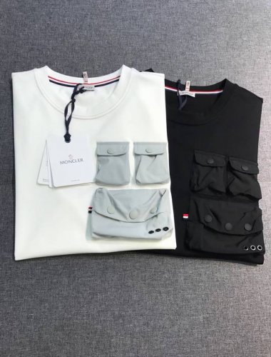 新品 -Mon家族男士时装款圆领短袖T恤，顶级贸易公司货，纯正血统品质，25年春夏新品，官方同步，明星级热卖单品！ 极符合M家美学基调的一款T恤，造型设计画风完
