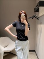 款号D25042587 prad*新款 立体硅胶Logo徽标修身显瘦短袖T恤上衣！黑色、白色、 M码：腰围76，袖长17，衣长51