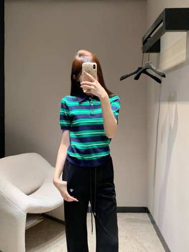 Miumi* 25Ss春夏新款 条纹polo针织短袖上衣丨独家高版出品！翻领polo上衣裁剪 上身呈现休闲慵懒的穿搭格调 通体蓝绿白条纹粗细交错 钮扣半开襟色增
