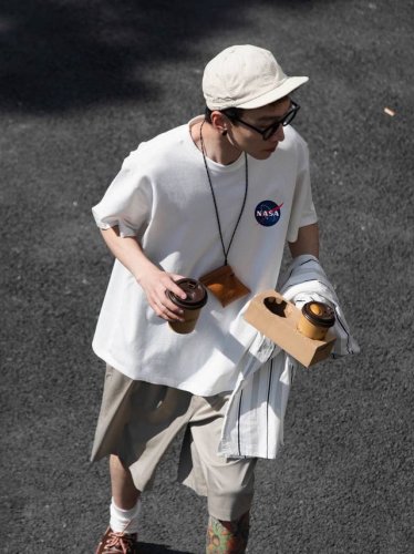 上新！元素碰撞，超级吸睛！Nasa经典小标情侣款圆领短袖T恤，全部采用上等原料，质感好颜色鲜明！ 这种款式上身回头率超高！基础款的圆领Tee,男女均可驾驭！ 尺