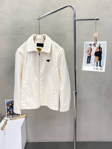 prada普拉达独家专供春秋新款原单男士休闲夹克 高端定制 高版本 时尚百搭爆款原版进口面料 领口衣摆 Logo图案设计 手感超柔软细腻 穿着亲肤舒适 高端精品